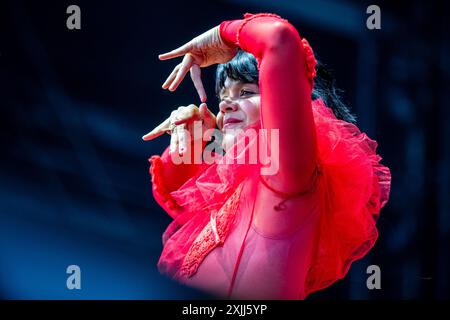 Ostrava, Tschechische Republik. Juli 2024. Die britische Sängerin Natasha Khan von der Band bat for Lashes tritt am 18. Juli 2024 beim 21. Colours of Ostrava im unteren Teil von Vitkovice, Ostrava, auf. Quelle: Vladimir Prycek/CTK Photo/Alamy Live News Stockfoto