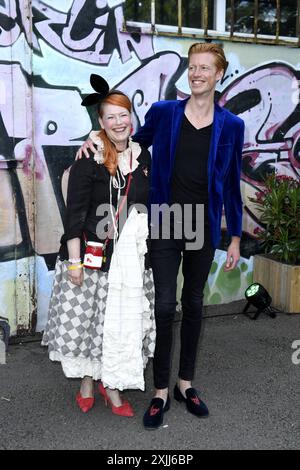 Enie van de Meiklokjes mit Mann Tobias Staerbo bei der Premiere der internationalen Ausstellung von Tim Burtons Labyrinth in Berlin 18.07.2024 *** Enie van de Meiklokjes mit Ehemann Tobias Staerbo bei der Premiere der internationalen Ausstellung von Tim Burtons Labyrinth in Berlin 18 07 2024 Stockfoto