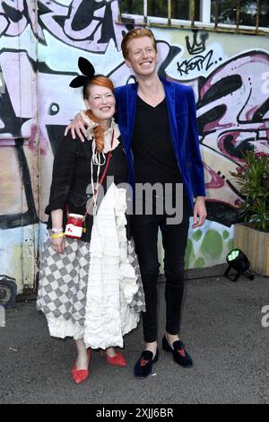 Enie van de Meiklokjes mit Mann Tobias Staerbo bei der Premiere der internationalen Ausstellung von Tim Burtons Labyrinth in Berlin 18.07.2024 *** Enie van de Meiklokjes mit Ehemann Tobias Staerbo bei der Premiere der internationalen Ausstellung von Tim Burtons Labyrinth in Berlin 18 07 2024 Stockfoto