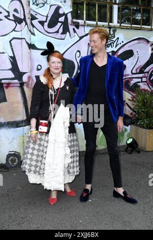 Enie van de Meiklokjes mit Mann Tobias Staerbo bei der Premiere der internationalen Ausstellung von Tim Burtons Labyrinth in Berlin 18.07.2024 *** Enie van de Meiklokjes mit Ehemann Tobias Staerbo bei der Premiere der internationalen Ausstellung von Tim Burtons Labyrinth in Berlin 18 07 2024 Stockfoto