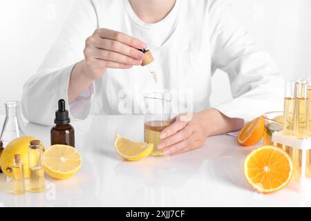 Aromatherapeutikum. Wissenschaftler, der ätherische Öle am weißen Tisch im Labor entwickelt, Nahaufnahme Stockfoto