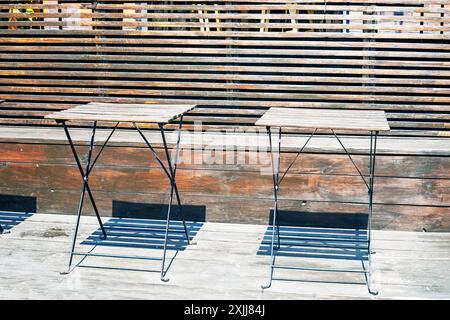 Holztische mit Stühlen draußen. Straßencafé innen Stockfoto