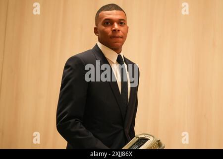 Kylian Mbappé während seiner Präsentation als neuer Spieler von Real Madrid CF am 16. Juli 2024 im Santiago Bernabeu Stadion in Madrid, Spanien - Foto Laurent Lairys/PANORAMA Stockfoto