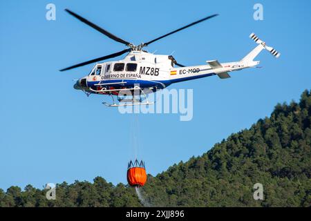 Bell 412 Löschhubschrauber der spanischen Regierung Stockfoto