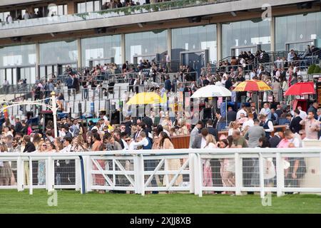 Ascot, Berkshire, Großbritannien. Juli 2024. Ein geschäftiger Tag auf der Ascot Racecourse in Berkshire beim Summer Mile Family Raceday. Kredit: Maureen McLean/Alamy Stockfoto