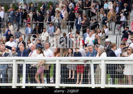 Ascot, Berkshire, Großbritannien. Juli 2024. Ein geschäftiger Tag auf der Ascot Racecourse in Berkshire beim Summer Mile Family Raceday. Kredit: Maureen McLean/Alamy Stockfoto