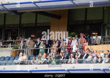 Ascot, Berkshire, Großbritannien. Juli 2024. Ein geschäftiger Tag auf der Ascot Racecourse in Berkshire beim Summer Mile Family Raceday. Kredit: Maureen McLean/Alamy Stockfoto