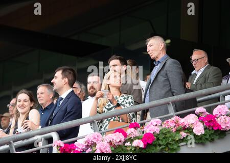 Ascot, Berkshire, Großbritannien. Juli 2024. Ein geschäftiger Tag auf der Ascot Racecourse in Berkshire beim Summer Mile Family Raceday. Kredit: Maureen McLean/Alamy Stockfoto