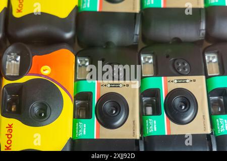 Gelbe und grüne Kodak fuji Filmkameras im Geschäft. Analoge Filmkamera. Kamera ausrichten und aufnehmen. Thailand Phuket Juli 18,2024 Stockfoto