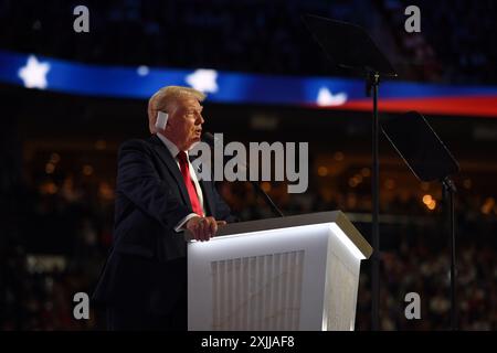 Milwaukee, USA. Juli 2024. Der ehemalige US-Präsident Donald Trump spricht während des Republican National Convention am 18. Juli 2024 in Milwaukee, Wisconsin, USA. Trump nahm die Präsidentschaftskandidaten der GOP am Donnerstagabend auf dem Republican National Convention in Milwaukee offiziell an. Quelle: Li Rui/Xinhua/Alamy Live News Stockfoto