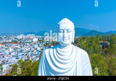 Buddha-Statue in der Long Son Pagode am Sommermorgen, alter Tempel buddhistischer Spiritualität in Nha Trang, Vietnam Stockfoto