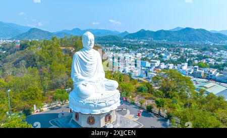 Buddha-Statue in der Long Son Pagode am Sommermorgen, alter Tempel buddhistischer Spiritualität in Nha Trang, Vietnam Stockfoto