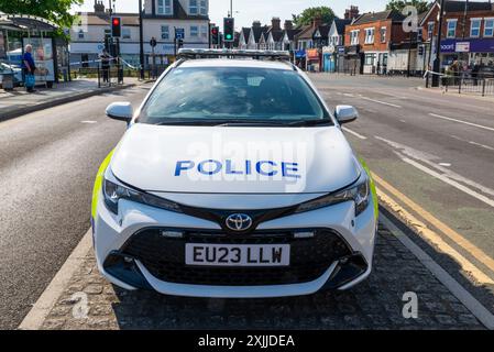 Hamlet Court Road, Westcliff on Sea, Essex, Großbritannien. Juli 2024. Die Polizei hat einen 55-jährigen Mann, Barry Mooney, wegen des Verdachts des Mordes nach dem Tod einer Person nach einer Auseinandersetzung in Westcliff, im Stadtteil Southend on Sea, verhaftet. Eine andere Person wird im Krankenhaus wegen schwerer Verletzungen behandelt, nach dem Ereignis, das gegen 18 Uhr am Donnerstag stattfand. Am Tatort, an dem auch ein forensisches Untersuchungszelt errichtet wurde, ist eine Polizeikordon vorhanden. Die Polizei ruft Zeugen auf. Das tote Opfer wurde Gary Hindle genannt Stockfoto