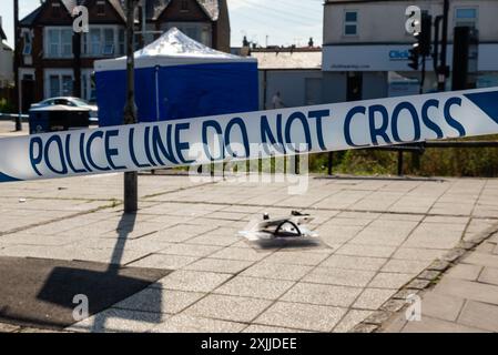 Hamlet Court Road, Westcliff on Sea, Essex, Großbritannien. Juli 2024. Die Polizei hat einen 55-jährigen Mann, Barry Mooney, wegen des Verdachts des Mordes nach dem Tod einer Person nach einer Auseinandersetzung in Westcliff, im Stadtteil Southend on Sea, verhaftet. Eine andere Person wird im Krankenhaus wegen schwerer Verletzungen behandelt, nach dem Ereignis, das gegen 18 Uhr am Donnerstag stattfand. Am Tatort, an dem auch ein forensisches Untersuchungszelt errichtet wurde, ist eine Polizeikordon vorhanden. Die Polizei ruft Zeugen auf. Das tote Opfer wurde Gary Hindle genannt Stockfoto