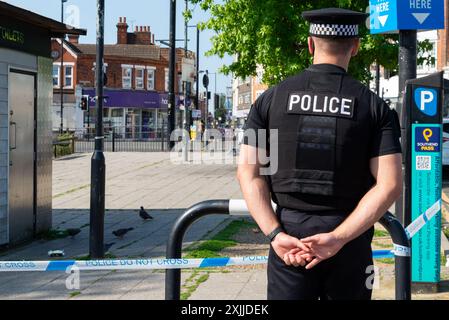 Hamlet Court Road, Westcliff on Sea, Essex, Großbritannien. Juli 2024. Die Polizei hat einen 55-jährigen Mann, Barry Mooney, wegen des Verdachts des Mordes nach dem Tod einer Person nach einer Auseinandersetzung in Westcliff, im Stadtteil Southend on Sea, verhaftet. Eine andere Person wird im Krankenhaus wegen schwerer Verletzungen behandelt, nach dem Ereignis, das gegen 18 Uhr am Donnerstag stattfand. Am Tatort, an dem auch ein forensisches Untersuchungszelt errichtet wurde, ist eine Polizeikordon vorhanden. Die Polizei ruft Zeugen auf. Das tote Opfer wurde Gary Hindle genannt Stockfoto