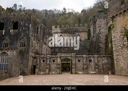 Gwrych Castle, Abergele, Nordwales. Ein ruiniertes Landhaus, das jetzt allmählich restauriert wird. Stockfoto