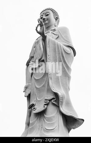 Lady Buddha Statue im Chua Linh Ung buddhistischen Tempel auf weißem Hintergrund. Da Nang, Vietnam. Lady buddha, Statue, asiatisch, Vietnam Foto in schwarz und weiß Stockfoto