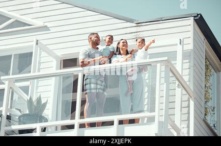Familie, Lächeln und Eltern mit Kindern am Morgen auf Balkon für Landschaft, Ferienunterkunft und Aussicht. Menschen, Reisen und niedrige Winkel zu Hause an Stockfoto