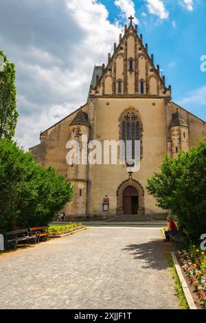 Westfassade der St. Bartholomäus Kirche in Lužná. Lužná ist eine Gemeinde im Bezirk Rakovník in der Region Mittelböhmen der Tschechischen Republik Stockfoto