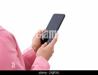 Isoliertes schwarzes Smartphone in den Händen einer Frau mit rosa Jacke. Stockfoto