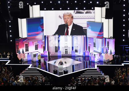 Milwaukee, USA. Juli 2024. Der ehemalige US-Präsident Donald Trump spricht während des Republican National Convention am 18. Juli 2024 in Milwaukee, Wisconsin, USA. Trump nahm die Präsidentschaftskandidaten der GOP am Donnerstagabend auf dem Republican National Convention in Milwaukee offiziell an. Quelle: Li Rui/Xinhua/Alamy Live News Stockfoto