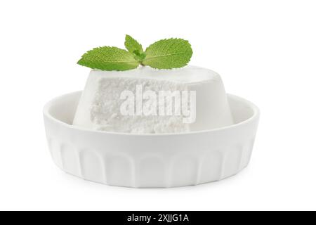 Köstlicher Ricotta-Käse und Minze in einer Schüssel isoliert auf weiß Stockfoto