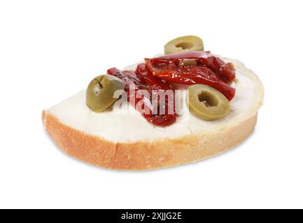 Köstliche Bruschetta mit Ricotta, sonnengetrockneten Tomaten und Oliven isoliert auf weiß Stockfoto