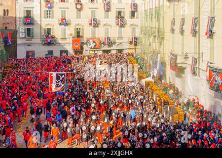 Ivrea, Italien - 19. Februar 2023: Schlacht der Orangen auf dem Stadtplatz (Piazza di Citta), mit Kämpfern und Menschenmassen, Teil der historischen Ca Stockfoto