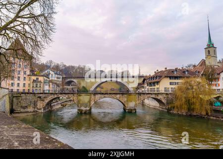 Bern, Schweiz - 23. Februar 2023: Blick auf die Aare, Untertorbrücke, Nydegg-Brücke, mit Nydeggkirche, in Bern, Schweiz Stockfoto