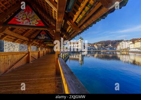 Luzern, Schweiz - 22. Februar 2023: Blick von der Kapellbrücke, dem Fluss Reuss und verschiedenen Gebäuden in Luzern, Schweiz (Painti Stockfoto