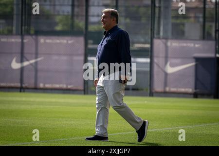 Joan Laporta, Präsident des FC Barcelona, lächelt am 19. Juli 2024 während eines Trainings des FC Barcelona im Ciutat Esportiva Joan Gamper in Barcelona. Foto von Felipe Mondino Stockfoto
