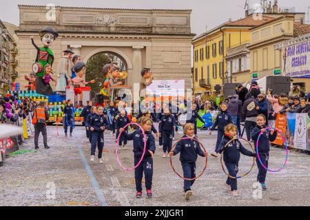 Crema, Italien - 26. Februar 2023: Karnevalsparade mit Tänzern in Kostümen, allegorischen Figurenwagen und Menschenmenge in Crema, Lombardei, Norditalien Stockfoto