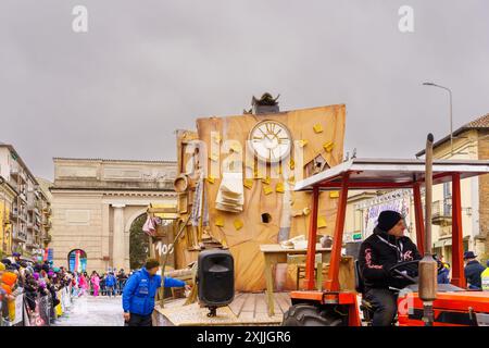 Crema, Italien - 26. Februar 2023: Karnevalsparade mit allegorischem Figurenwagen und Menschenmenge in Crema, Lombardei, Norditalien Stockfoto