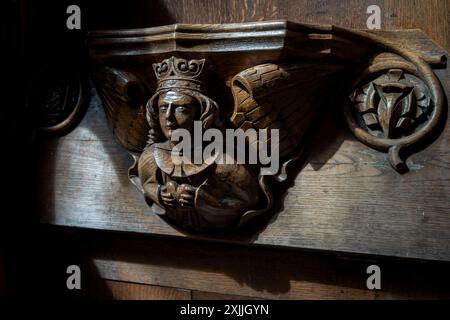 Wunderschöne Holzschnitzereien in den Chorbuden der 600 Jahre alten St. John the Baptist Church (auch bekannt als Cathedral of the Peak) in Tideswell im Derbyshire Peaks National Park, am 18. Juli 2024 in Tideswell, England. Stockfoto