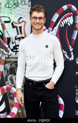 Linus Weber bei der Premiere der internationalen Ausstellung Tim Burtons Labyrinth in der Radsetzerei auf dem RAW-Gelände. Berlin, 18.07.2024 *** Linus Weber bei der Premiere der internationalen Ausstellung Tim Burton s Labyrinth in der Radsetzerei auf dem ROHGELÄNDE Berlin, 18 07 2024 Foto:Xn.xKubelkax/xFuturexImagex Labyrinth 4763 Stockfoto