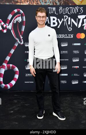 Linus Weber bei der Premiere der internationalen Ausstellung Tim Burtons Labyrinth in der Radsetzerei auf dem RAW-Gelände. Berlin, 18.07.2024 *** Linus Weber bei der Premiere der internationalen Ausstellung Tim Burton s Labyrinth in der Radsetzerei auf dem ROHGELÄNDE Berlin, 18 07 2024 Foto:Xn.xKubelkax/xFuturexImagex Labyrinth 4762 Stockfoto