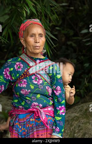 Hmong-Frau mit einem Baby in der Provinz Lao Cai, Vietnam Stockfoto