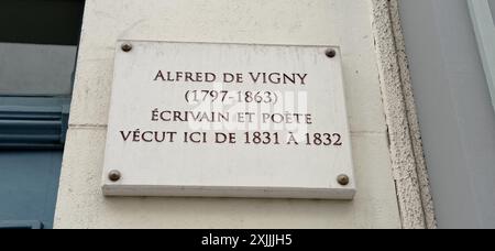 UNE PLAQUE COMMÉMORATIVE À PARIS ALFRED DE VIGNY ECRIVAIN ET POÈTE VÉCUT ICI DE 1831 À 1832 Stockfoto