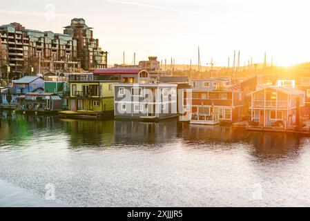 Sonnenuntergang über der farbenfrohen Fisherman's Wharf in Victoria, British Columbia. Stockfoto