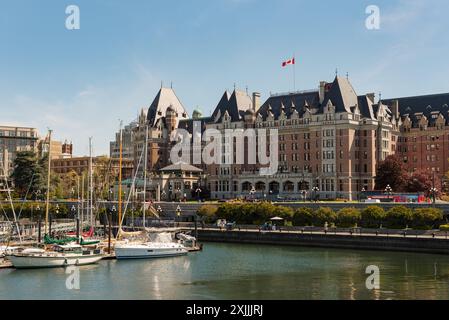 Blick auf den Yachthafen auf das Grand Fairmont Empress Hotel in Victoria, BC. Stockfoto