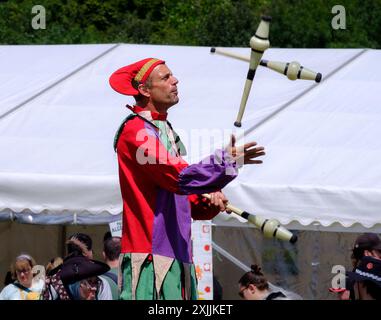 Jimmy jongliert auf Stelzen beim Tewkesbury Medieval Festival 2024 Stockfoto