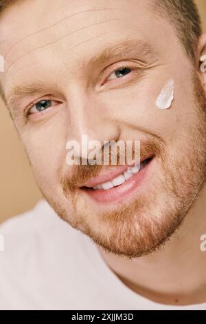 Eine Nahaufnahme eines Mannes, der Creme aufträgt. Stockfoto