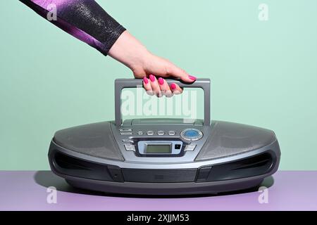 Weibliche Hand hält Vintage-Band, cd-Recorder Stockfoto