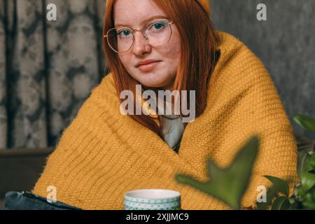 Energiekrise, Tasse heißer Tee als Wärme, unzureichende Heizung Stockfoto