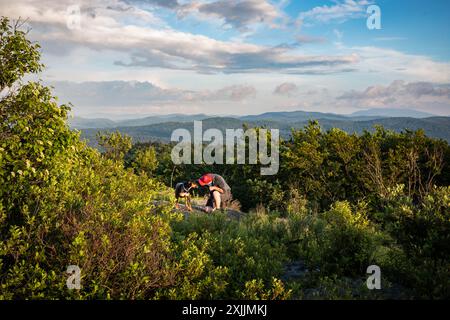 Man and Dog auf dem malerischen Pitcher Mountain in New Hampshire Stockfoto