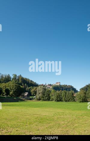 Eine schöne, ruhige Landschaft mit einem großen Schloss in der Ferne Stockfoto