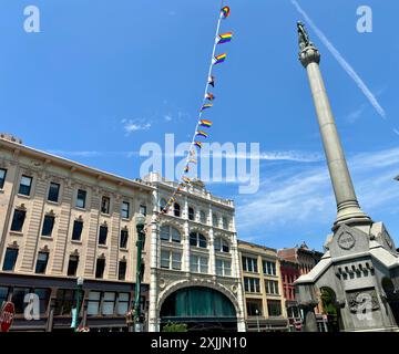 Denkmal mit Stolz-Flaggen und historischen Gebäuden in Troy, NY Stockfoto