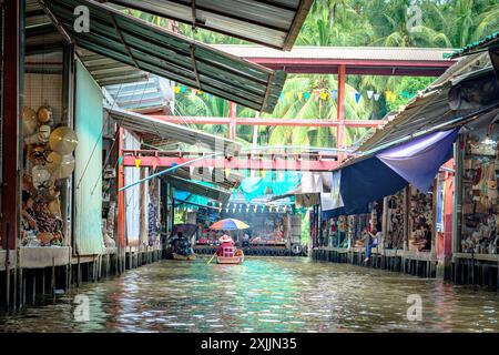 Damnoen Saduak schwimmender Markt in einem tropischen Regenwald, Bangkok Stockfoto