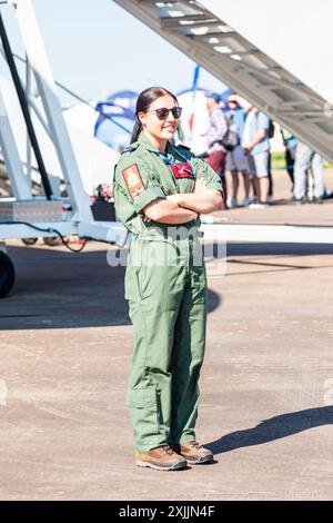 Fairford, Großbritannien. Juli 2024. Das RAF Fairford öffnet heute drei Tage lang. Besucher erleben die aufregenden Sehenswürdigkeiten und Geräusche von über zweihundertfünfzig Flugzeugen aller Formen und Größen aus allen Epochen am Boden und in der Luft. Die Flugbedingungen waren ausgezeichnet mit Blue Skies. Am Freitag waren mehr als 4 Flugstunden, Samstag und Sonntag haben mehr als sieben Stunden. Quelle: Keith Larby/Alamy Live News Stockfoto