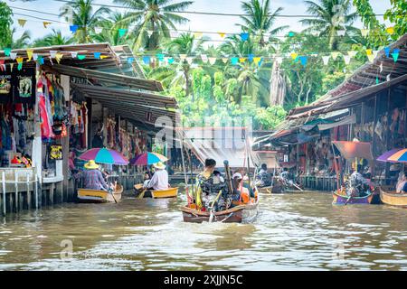 Touristen kaufen Waren auf dem schwimmenden Markt Damnoen Saduak, Thailand Stockfoto
